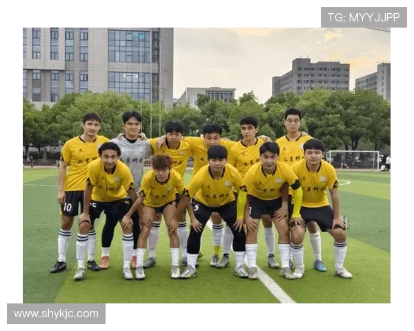 中国足球氛围积极球员展示团队精神与拼搏热情的精彩瞬间 中国足球氛围积极球员展示团队精神与拼搏热情的精彩瞬间