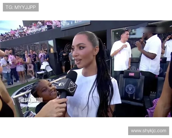 足球巨星与女粉丝深情拥抱瞬间引发热议引网友疯狂点赞 足球巨星与女粉丝深情拥抱瞬间引发热议引网友疯狂点赞